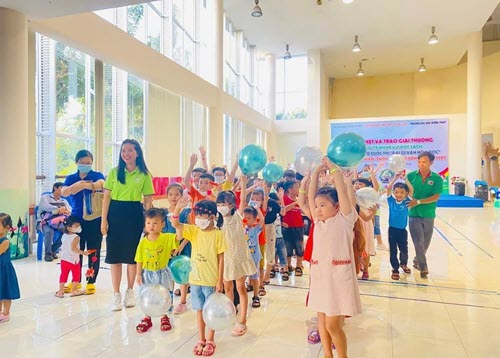 Tự tin nói tiếng Anh trước ống kính (đạt trình độ từ Movers trở lên)